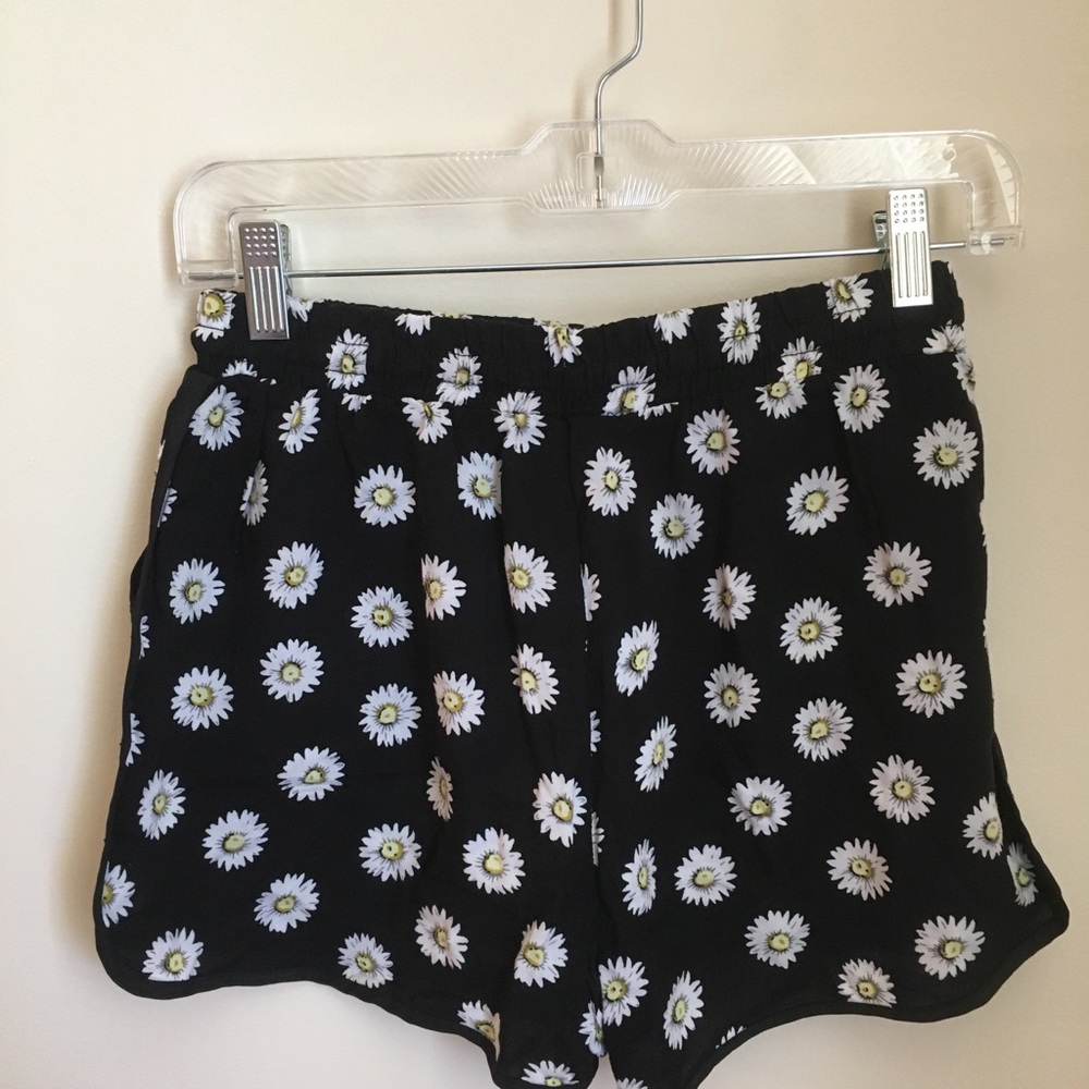 Daisy pattern shorts